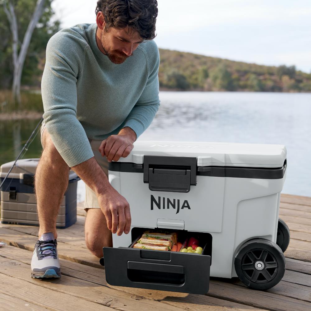 Cooler Ninja FrostVault 45QT FB245WH | Con Ruedas | Cold Dry Zone