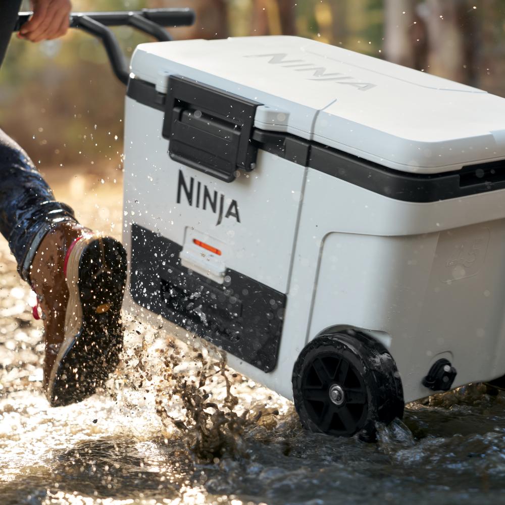 Cooler Ninja FrostVault 45QT FB245WH | Con Ruedas | Cold Dry Zone